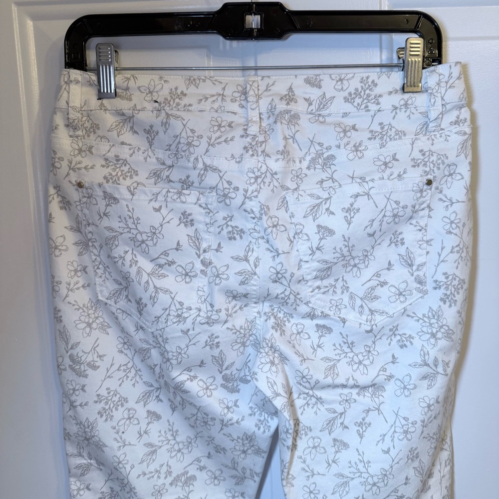 White Floral Cropped Pants - Women - Picture 6 of 9
